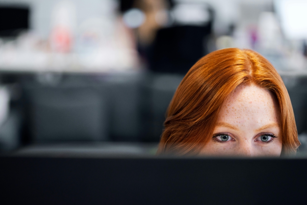 it-asset-management-woman-reading-from-the-laptop